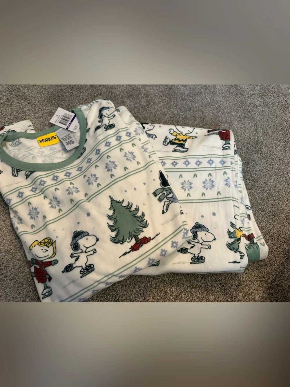 Peanuts women’s Pajama Set in White, Green & Red Size Medium NWT - Picture 2 of 8